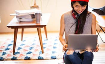 Woman accessing Xero via HSBC to manage her business finances on her laptop Woman accessing Xero via HSBC to manage her business finances on her laptop